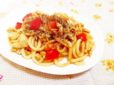 鶏皮入り♪トマトと炒り卵のあっさり焼きうどん